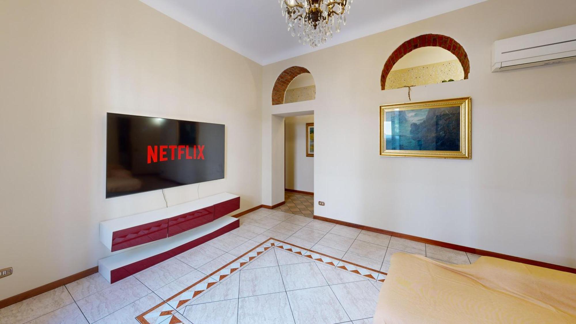 Wonderful Downtown Apartment-Hd Netflix, King-Size Bed, Two Minutes' Walk From Metro — Photos 3