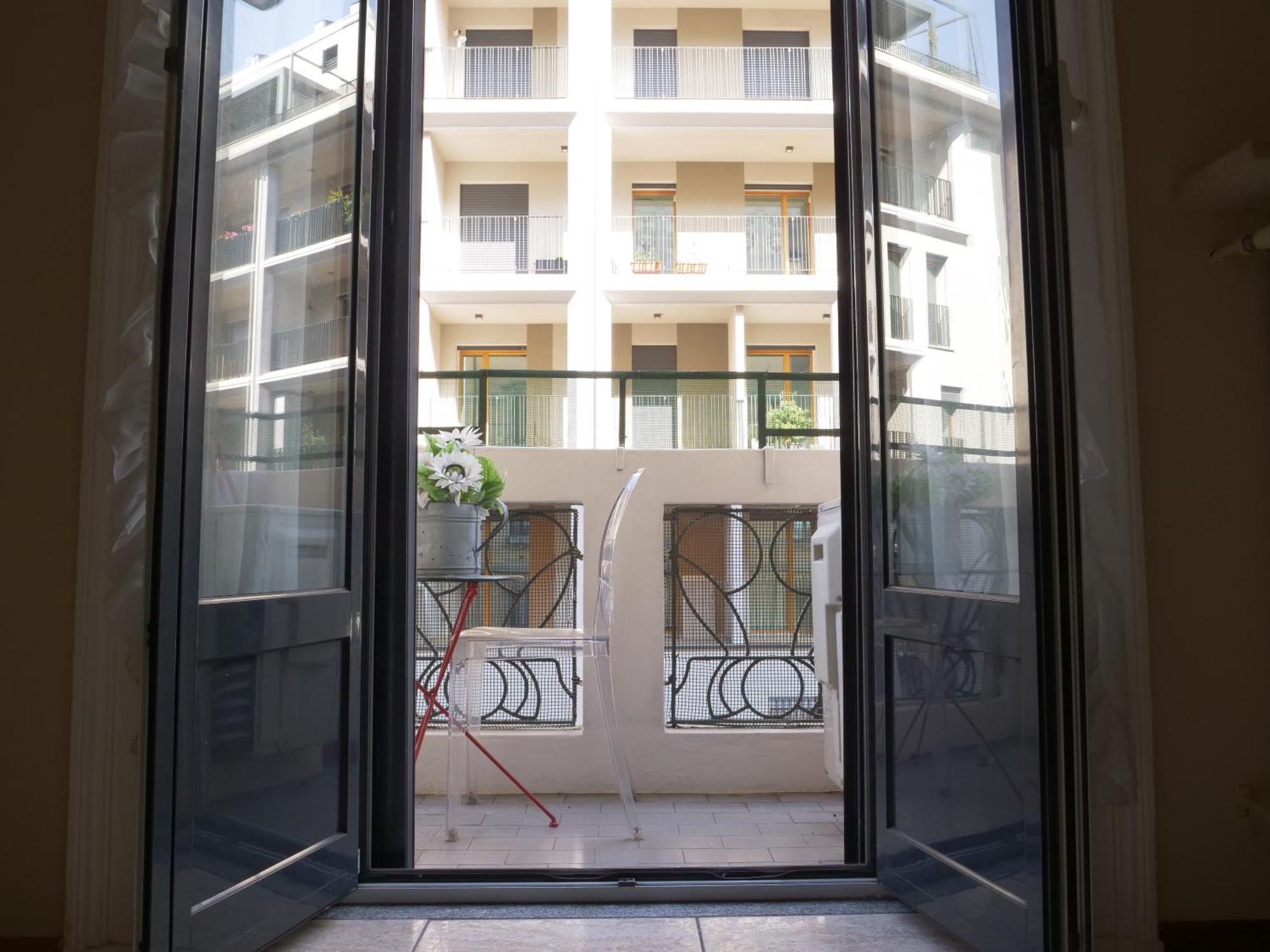 Wonderful Downtown Apartment-Hd Netflix, King-Size Bed, Two Minutes' Walk From Metro — Photos 2